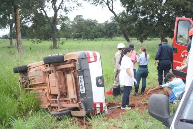 Capotamento na MS-080 deixou cinco pessoas feridas na manh&atilde; de hoje