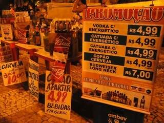 Muita bebida foi facilmente encontrada no segundo dia de Carnaval em Campo Grande.