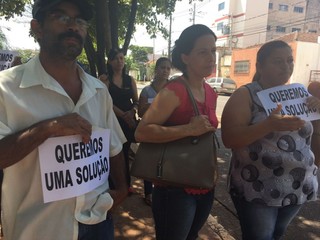 Familiares protestaram ontem (19) no estacionamento da Santa Casa (Foto: Guilherme Henri)