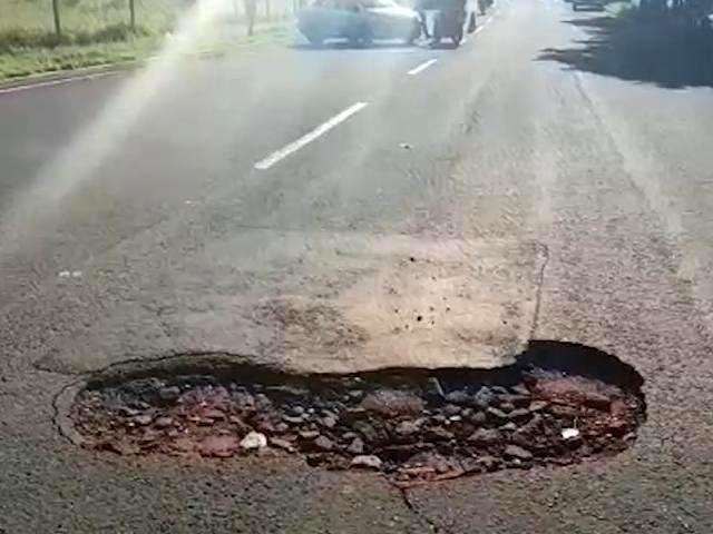 Buraco em trecho onde motociclista morreu j&aacute; fez mais v&iacute;timas, dizem moradores