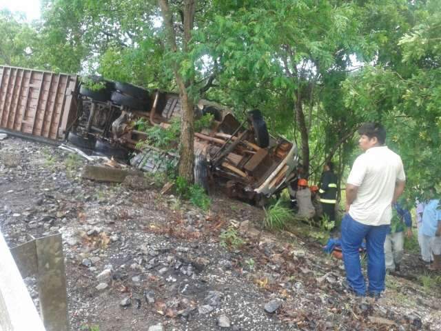 Caminhão que transportava gado tomba ao fazer curva na BR-262