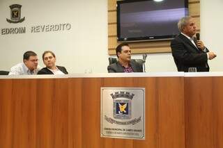 Na Câmara nesta quarta, Bernal e os secretários Paulo Pedra e Disney Fernandes buscam o apoio dos vereadores (Foto: Marcos Ermínio)