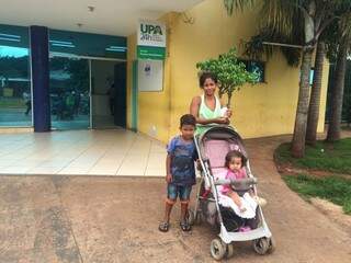 Dona de casa com seus filhos em frente à UPA Vila Almeida. &quot;Não tem pediatra hoje&quot;. (Foto: Anahi Gurgel)
