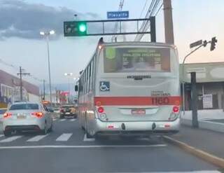 Ônibus quebrado, andando &quot;torto&quot; na Avenida Eduardo Elias Zahran (Foto: Reprodução) 