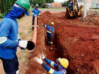 Na Vila São Luiz, foram implantados 474 metros de rede coletora de esgoto e 75 novas ligações domiciliares, beneficiando cerca de 240 moradores. (Foto: Águas Guariroba/Divulgação)