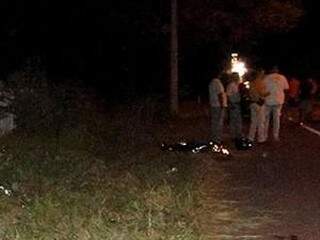  Moradores da região reclamam da falta de iluminação, onde ocorreu acidente com morte. (Foto: Ricardo Albertoni/Diário Corumbaense)
