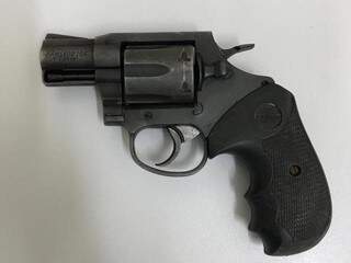 Revólver calibre 38 foi apreendido na casa de ex-colega de trabalho da vítima (Foto: Divulgação)