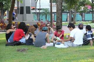 Tímido, grupo de apenas 20 pessoas se reuniu na praça Ary Coelho. (Foto: Marcos Ermínio)