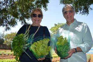 Maria Aparecida Maria Rodrigues e o marido, Hermas Renan Rodrigues compraram as hortaliças (Foto: Alana Portela)
