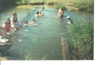 Antes da erosão em lavouras de cana arrastar lama para o córrego, moradores se banhavam no Laranjal (Foto: Divulgação)
