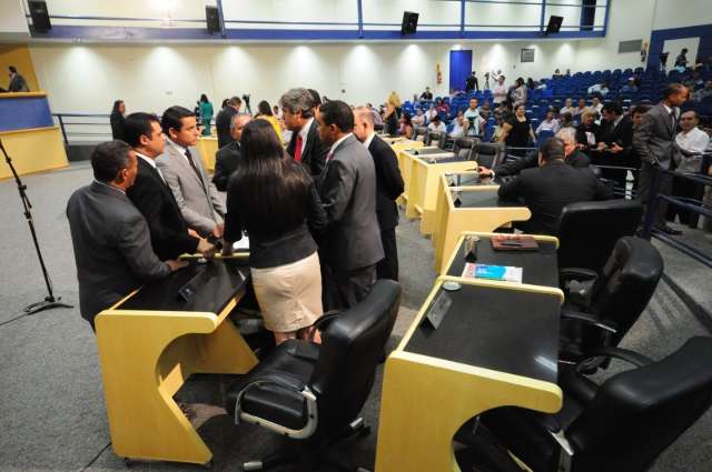 Bancada de Bernal abandona plen&aacute;rio e fica fora de comiss&otilde;es