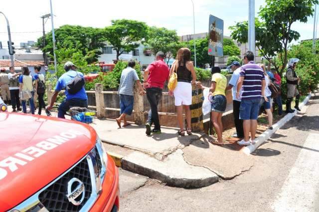 Bombeiros resgatam morador de rua de c&oacute;rrego da Ernesto Geisel