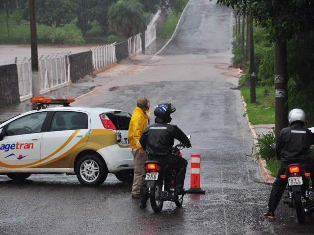  Ap&oacute;s lago assoreado transbordar, Agetran interdita rua para evitar acidentes