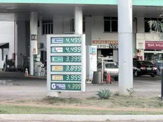 Tabela com valores dos combustíveis em posto onde gasolina estava acima do teto (Foto: Saul Schramm)