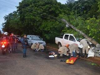 Condutor de caminhonete morreu e dois ficaram feridos após tiros e perseguição na Ernesto Geisel. (Foto: Simão Nogueira)