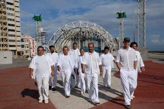 O grupo com a tradicional vestimenta branca (Foto: Divulgação)