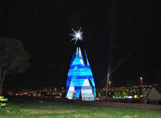 Uma das atrações da Cidade do Natal é a árvore, acesa todo dia às 20h. (Foto: João Garrigó)