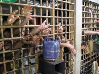 Celas da delegacia de Água Clara abrigam 20 presos, mas comportam apenas oito (Foto: Divulgação)