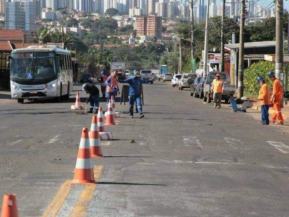 Antes de terminar recapeamento, prefeitura faz revis&atilde;o da drenagem em avenida
