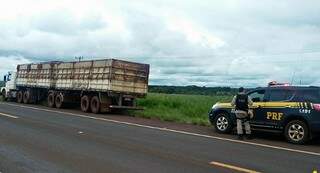 Caminhão foi encontrado abandonado e sem a carga de soja. (Foto: Divulgação/PRF)