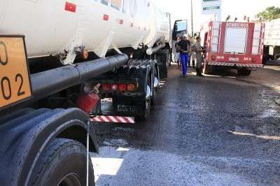 Carreta "bitanque" pega fogo na BR-163 em Coxim