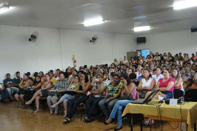 Professores param em Dourados por plano de cargos, carreiras e sal&aacute;rios