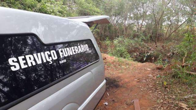 Com ferimentos no peito, corpo de homem &eacute; achado em &aacute;rvore