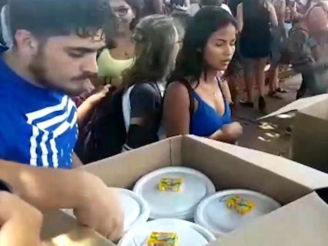 Estudantes preparam marmitas em protesto &agrave; qualidade de comida na UFMS