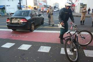 O ciclista sofreu ferimentos leves e foi encaminhado para o posto de saúde. (Foto: Marcos Ermínio)