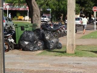 Lixo impede a passagem de pedestres e cadeirantes. (Foto: Nivalcir Moreno)