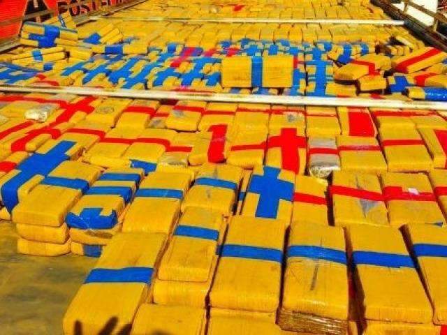 Homem &eacute; preso com 800 kg de maconha e quatro espingardas 