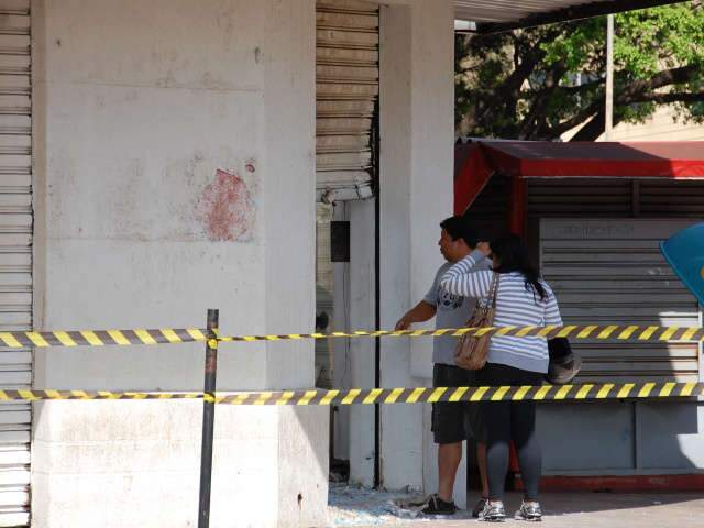 Um dia depois, escombros de lojas incendiadas ainda t&ecirc;m fuma&ccedil;a 