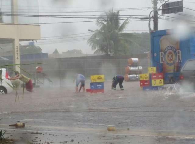 Volta a chover forte em Campo Grande, por enquanto sem alagamentos