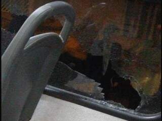 Ônibus ficou com vidro quebrado (Foto: reprodução/Facebook - Segredos do Busão)