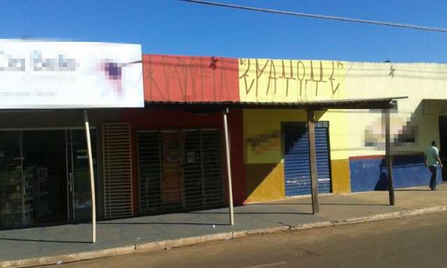 Quatro com&eacute;rcios s&atilde;o pichados em rua e comerciantes cobram policiamento