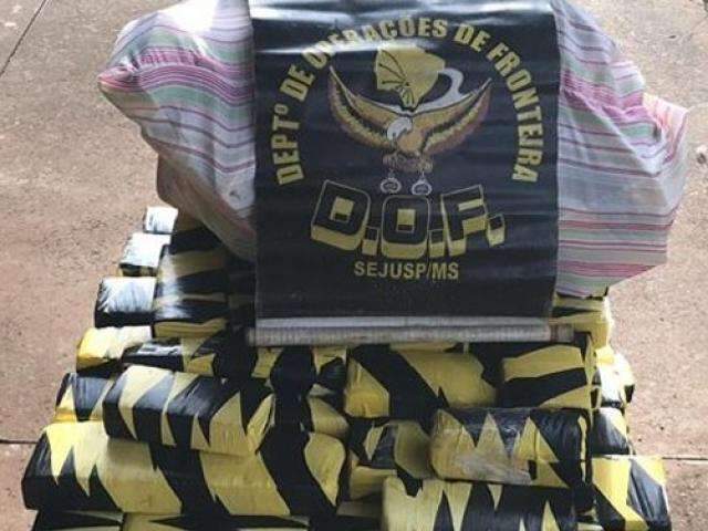 Condutor tenta fugir, mas &eacute; preso com 104 quilos de maconha