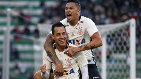 Corinthians vence em Chapecó e cola no líder Palmeiras na 14ª rodada