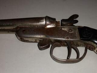 Arma utilizada por adolescentes durante assalto. (Foto: Divulgação/Polícia Civil)