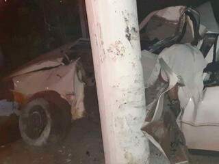 Jovem de 25 anos perde controle de carro e morre ao atingir poste