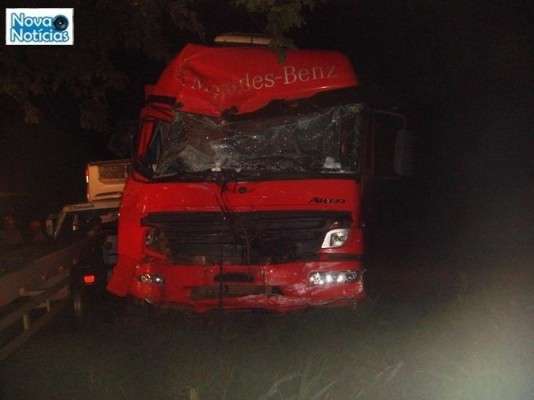 Acidente entre dois caminh&otilde;es deixa motorista preso nas ferragens