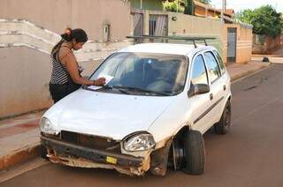 Carro foi retirado do local da batida e estacionado em rua. (Foto: Alcides Neto)