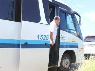 Caravana segue de ônibus para vistoriar obras em bairros periféricos. (Foto: Alan Nantes)