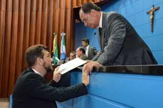 Pedro Kemp mostra requerimento ao deputado Zé Teixeira (Foto: Victor Chileno)