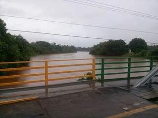 Nível do rio Aquidauana continua subindo e de um dia para outro, aumentou 38 centímetros. (Foto: Divulgação)