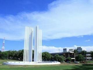 Monumento na entrada principal da UFMS em Campo Grande. (Foto: Divulgação) 