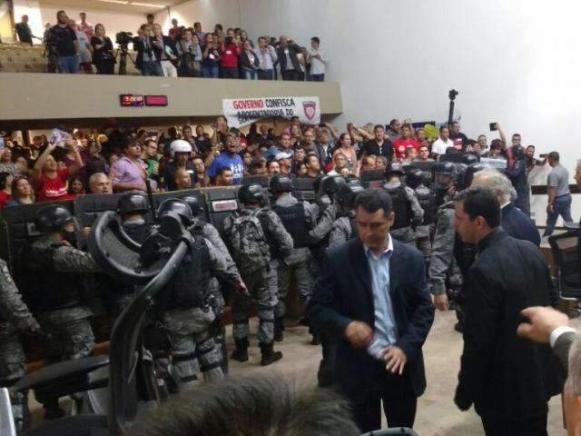 Policiais fazem corredor no plen&aacute;rio para impedir invas&atilde;o de sindicalistas