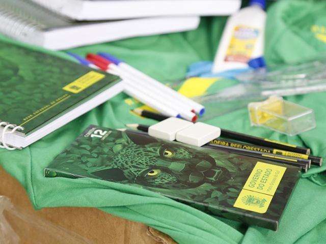 Governo compra 290 mil kits para alunos da rede estadual de ensino