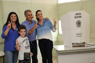 Reinaldo votou acompanhado da família e de sua candidata a vice-governadora (Foto: Marcos Ermínio) 