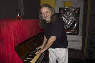 O piano que ganhou dos pais aos 19 anos ainda está no estúdio de Miguelito