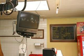 TV de tubo antiga é ligada quando os clientes chegam (Foto: Henrique Kawaminami)